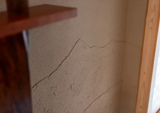 Earthen walls made with straw from Masehikari rice grown in Gero Mase.